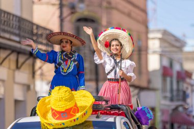 Matamoros, Tamaulipas, Meksika - 26 Kasım 2022: The Desfile del 20 de Noviembre, kadınlar tören sırasında bir kamyona binip sombreros ile adelita gibi giyinirler.