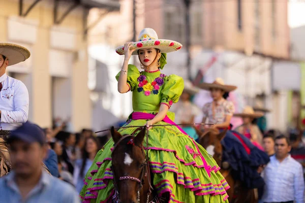 2022年11月26日 メキシコ タマウリパス州マタモロス 伝統衣装を着た若い女性がパレードに馬に乗る — ストック写真