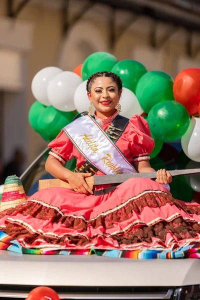 墨西哥Tamaulipas的Matamoros 2022年11月26日 戴传统服装的选美皇后Desfile Del Noviembre打扮成Adelita女战士 — 图库照片