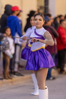 Matamoros, Tamaulipas, Meksika - 26 Kasım 2022: The Desfile del 20 de Noviembre, ponpon kız takımı geçit töreninde sahne alacak