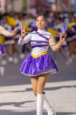 Matamoros, Tamaulipas, Meksika - 26 Kasım 2022: The Desfile del 20 de Noviembre, ponpon kız takımı geçit töreninde sahne alacak