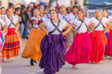 Matamoros, Tamaulipas, Meksika - 26 Kasım 2022: The Desfile del 20 de Noviembre, Dansçılar geçit töreninde adelita gibi giyindiler