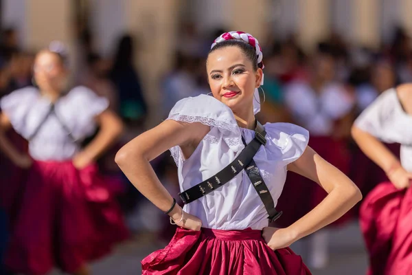 2022年11月26日 メキシコ タマウリパス州マタモロス 伝統的な衣装を身につけたダンサーが アデラディタとしてドレスアップし パレードに出演 — ストック写真