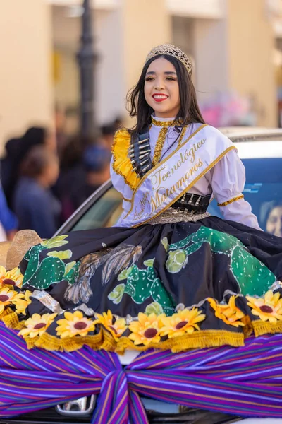 墨西哥Tamaulipas的Matamoros 2022年11月26日 戴传统服装的选美皇后Desfile Del Noviembre打扮成Adelita女战士 — 图库照片
