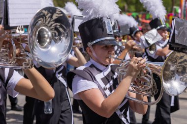 San Antonio, Teksas, ABD - 8 Nisan 2022 Çiçek Geçit Töreni Savaşı, Tom C. Clark Lisesi Cougar Grubu geçit töreninde sahne alacak.