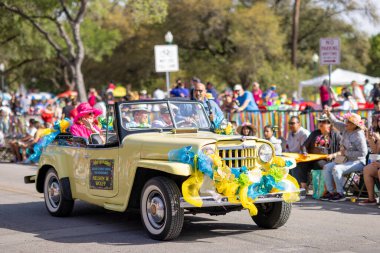 San Antonio, Teksas, ABD - 8 Nisan 2022: Çiçek Yürüyüşü Savaşı, 1950 Willys Jeepster Parlak Sarı Klasik Araba