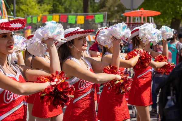 2022年4月8日 美国得克萨斯州圣安东尼奥 花坛之战 Battle Flowers Parade 德尔瓦尔高中骄傲的红衣主教乐队在游行中表演 — 图库照片