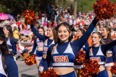 San Antonio, Teksas, ABD - 8 Nisan 2022: Çiçek Geçit Töreni Muharebesi, San Antonio Marching Band 'deki Teksas Üniversitesi