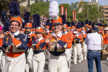 San Antonio, Teksas, ABD - 8 Nisan 2022: Çiçek Geçit Töreni Muharebesi, San Antonio Marching Band 'deki Teksas Üniversitesi