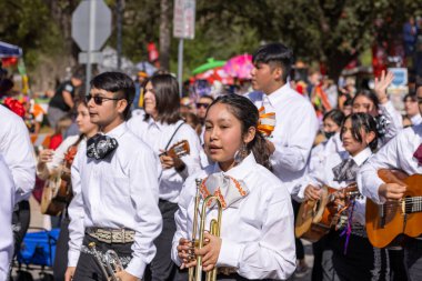 San Antonio, Teksas, ABD - 8 Nisan 2022 Çiçek Geçidi Muharebesi, San Antonio Okul Bölgesi 'nden Mariachi öğrencileri geçit töreninde gösteri yapıyorlar.