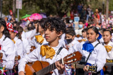 San Antonio, Teksas, ABD - 8 Nisan 2022 Çiçek Geçidi Muharebesi, San Antonio Okul Bölgesi 'nden Mariachi öğrencileri geçit töreninde gösteri yapıyorlar.