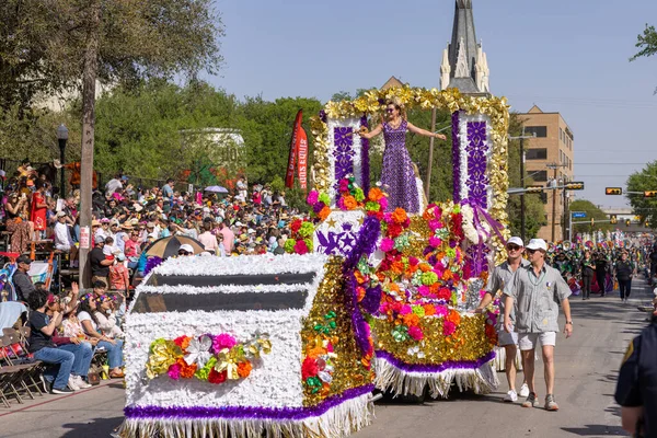 2022年4月8日 美国得克萨斯州圣安东尼奥 在盛大的巡演中 花坛之战 Battle Flowers Parade Float Carrying Her — 图库照片