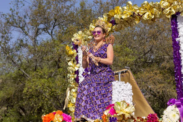 2022年4月8日 美国得克萨斯州圣安东尼奥 在盛大的巡演中 花坛之战 Battle Flowers Parade Float Carrying Her — 图库照片