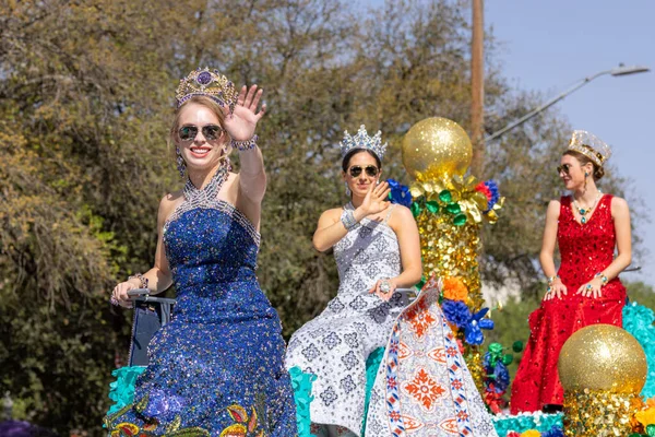 2022年4月8日 美国得克萨斯州圣安东尼奥 花坛之战 游行期间 身着皇冠和传统服饰的少女们背着节日的方夫人飘飘飘欲仙 — 图库照片