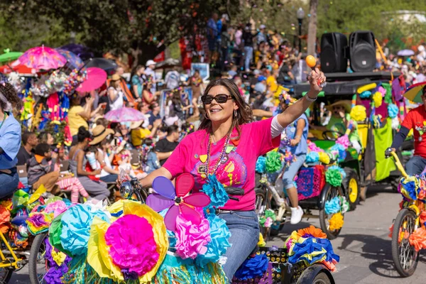 2022年4月8日 美国得克萨斯州圣安东尼奥 花卉游行之战 女人们骑自行车 身穿五颜六色的服装 — 图库照片