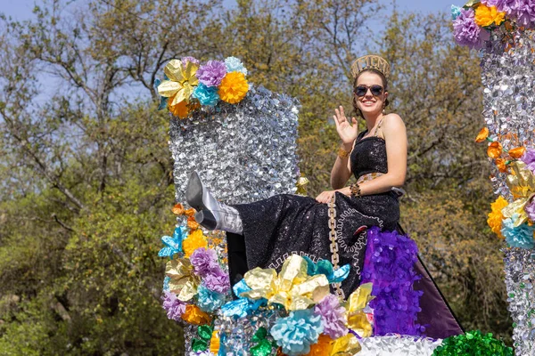 2022年4月8日 美国得克萨斯州圣安东尼奥 花坛之战 游行期间 身着皇冠和传统服饰的少女们背着节日的方夫人飘飘飘欲仙 — 图库照片