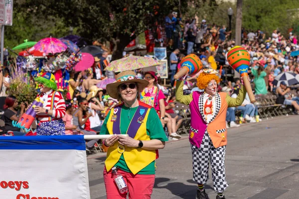 2022年4月8日 美国得克萨斯州圣安东尼奥 花坛之战 Battle Flowers Parade Jolly Joeys Clown Alley的成员在游行中表演 — 图库照片