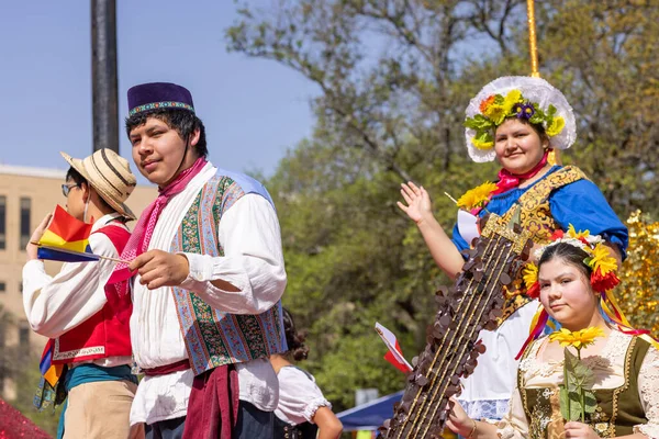 サンアントニオ テキサス州 4月8 2022 花のパレードの戦い 東ヨーロッパカモミールの南側の高校式のメンバーは 伝統的な東ヨーロッパの衣装を着て — ストック写真