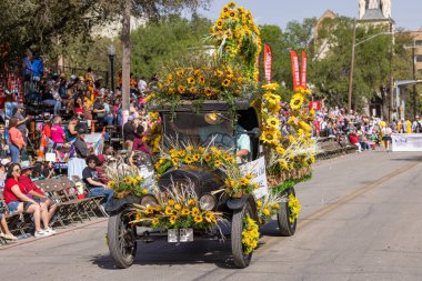 San Antonio, Teksas, ABD - 8 Nisan 2022 Çiçek Geçidi Muharebesi, Ford Model T geçit töreninde güneş çiçekleriyle dolu