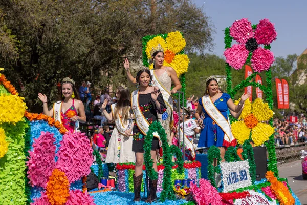 San Antonio, Teksas, ABD - 8 Nisan 2022 Çiçek Geçidi Savaşı, Reina Feria de las Flores 'i ve sarayını taşıyan şamandıra