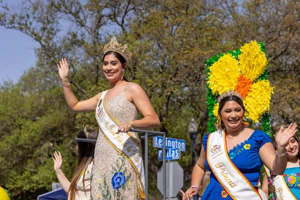 米国テキサス州サンアントニオ2022年4月8日 花のパレードの戦い レイナ フェリア フローレスと彼女の裁判所を運ぶフロート — ストック写真