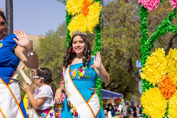 美国得克萨斯州圣安东尼奥 2022年4月8日 花卉游行战役 Battle Flowers Parade Float Carrying Reina Feria — 图库照片