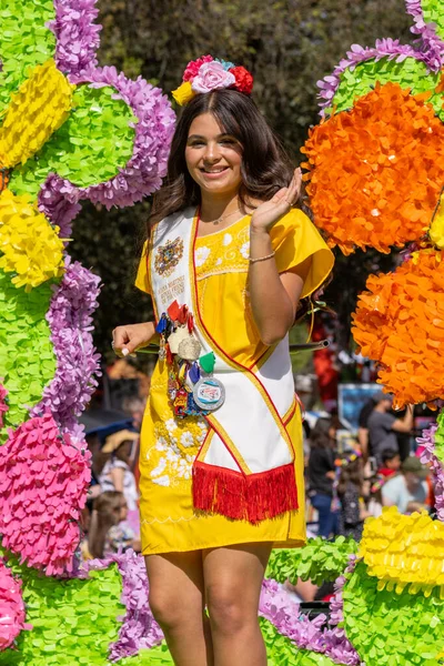 2022年4月8日 美国得克萨斯州圣安东尼奥 花坛之战 满载着身着传统服装的年轻女子的鲜花 — 图库照片