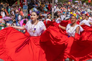 San Antonio, Teksas, ABD - 8 Nisan 2022: Çiçek Geçit Töreni Muharebesi, Güney Yakası ISD Folklorico Cardenales 'in üyeleri, geçit töreninde