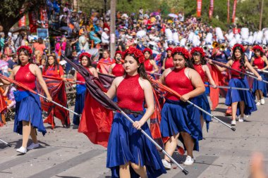 San Antonio, Teksas, ABD - 8 Nisan 2022 Çiçek Geçit Töreni Savaşı, Thomas Jefferson Lisesi Mustang Grubu geçit töreninde sahne alacak.