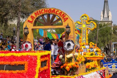 San Antonio, Teksas, ABD - 8 Nisan 2022: Çiçek Geçidi Muharebesi, Michoacana Şamandırası, Meksika geleneksel giysileri giyen insanları taşıyor