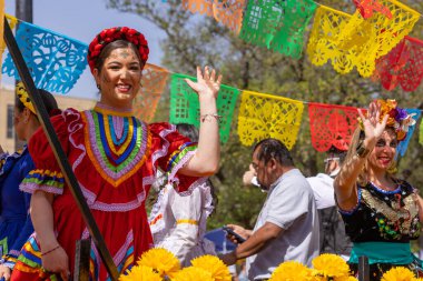 San Antonio, Teksas, ABD - 8 Nisan 2022: Çiçek Geçidi Muharebesi, Michoacana Şamandırası, Meksika geleneksel giysileri giyen insanları taşıyor