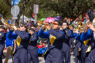San Antonio, Teksas, ABD - 8 Nisan 2022 Çiçek Geçit Töreni Muharebesi, Alamo Heights Lisesi yürüyüş bandosu