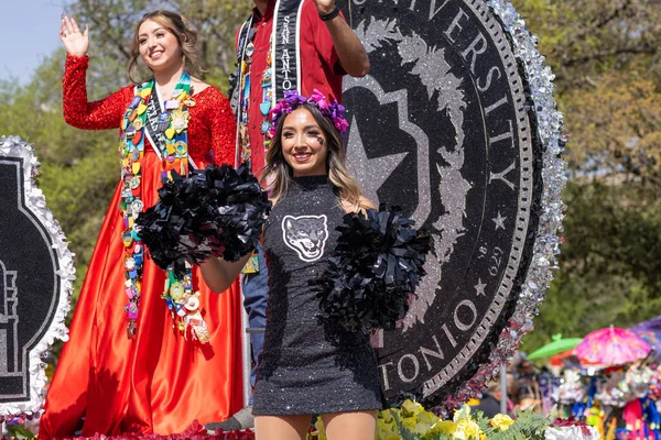 2022年4月8日 美国得克萨斯州圣安东尼奥市 游行期间 来自得克萨斯州圣安东尼奥A M大学的啦啦队队长骑着花环参加了游行 — 图库照片