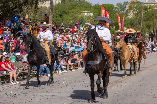 San Antonio Texas Usa April 2022 Battle Flowers Parade Men — Stock Photo, Image