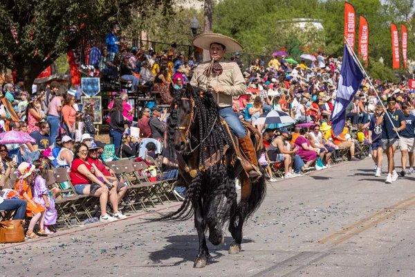 2022年4月8日 美国得克萨斯州圣安东尼奥 花坛之战 Battle Flowers Parade 人们穿着传统的夏洛克服装骑马 — 图库照片