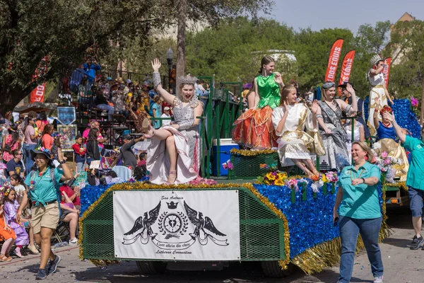 美国得克萨斯州圣安东尼奥 2022年4月8日 花坛之战 Battle Flowers Parade 运送路德教会加冕仪式的成员 — 图库照片