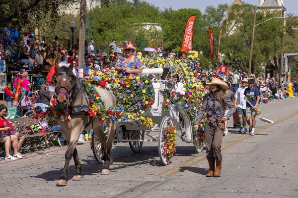 美国得克萨斯州圣安东尼奥 2022年4月8日 花坛之战 妇女乘坐一辆满载鲜花的马车 — 图库照片