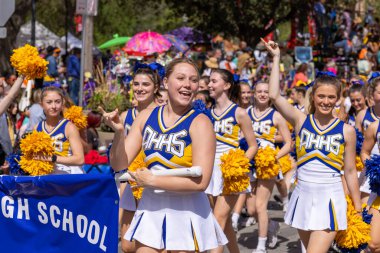 San Antonio, Teksas, ABD - 8 Nisan 2022 Çiçek Geçit Töreni Muharebesi, Alamo Heights Lisesi yürüyüş bandosu