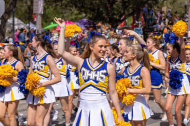 San Antonio, Teksas, ABD - 8 Nisan 2022 Çiçek Geçit Töreni Muharebesi, Alamo Heights Lisesi yürüyüş bandosu