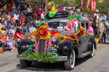 San Antonio, Teksas, ABD - 8 Nisan 2022: Çiçek Geçidi Savaşı, Klasik Cadillac V8, geçit töreni sırasında çiçeklerle dolu