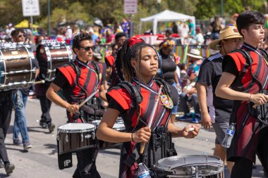 San Antonio, Teksas, ABD - 8 Nisan 2022 Çiçek Geçit Töreni Savaşı, Wagner Lisesi Thunderbird Grubu, geçit töreninde sahne alacak.