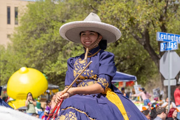 2022年4月8日 美国得克萨斯州圣安东尼奥 花坛之战 游行期间 身着夏洛服的女性骑着马 — 图库照片