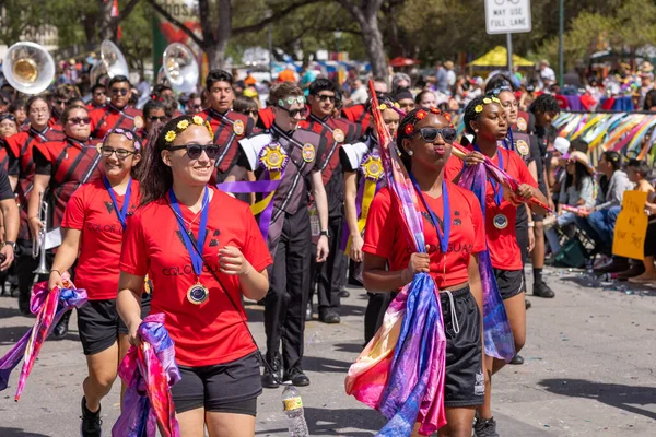 San Antonio, Teksas, ABD - 8 Nisan 2022 Çiçek Geçit Töreni Savaşı, Wagner Lisesi Thunderbird Grubu, geçit töreninde sahne alacak.