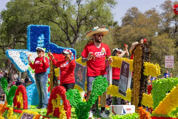 2022年4月8日 美国得克萨斯州圣安东尼奥 一场花卉游行的战役 人们在一个宣传H B商店的浮子上 — 图库照片