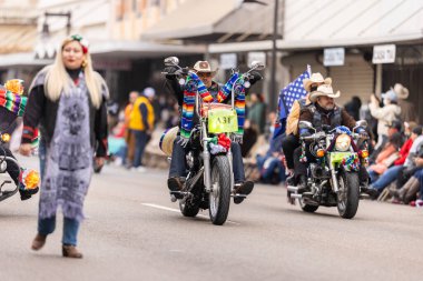 Brownsville, Teksas, ABD - 26 Şubat 2022: Charro Days Grand International Parade, Ulusal Bayrak taşıyan Erkekler