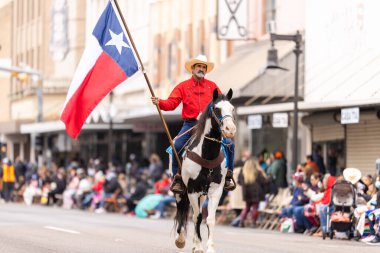 Brownsville, Teksas, ABD - 26 Şubat 2022: Charro Days Grand International Parade, Texas State Flag 'i taşıyan adam