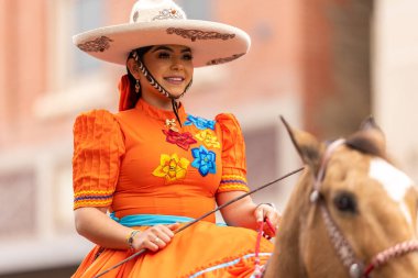 Brownsville, Teksas, ABD - 26 Şubat 2022 Charro Days Grand International Parade, Charros La Herradura üyeleri geleneksel Charro kıyafetleri giyip geçit töreninde ata biniyorlar.