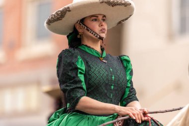 Brownsville, Teksas, ABD - 26 Şubat 2022 Charro Days Grand International Parade, Charros La Herradura üyeleri geleneksel Charro kıyafetleri giyip geçit töreninde ata biniyorlar.