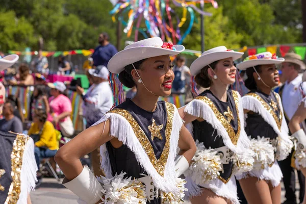 2022年4月8日 美国得克萨斯州圣安东尼奥 花坛之战 布伦南高中乐队在阅兵式上的表演 — 图库照片