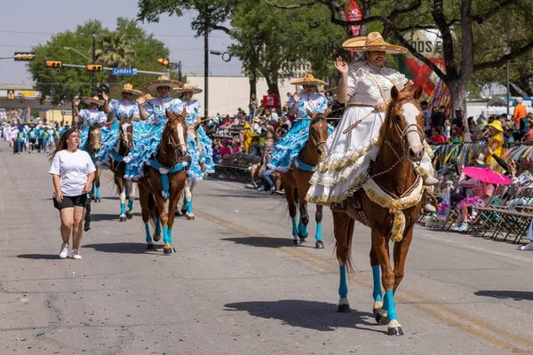 2022年4月8日 美国得克萨斯州圣安东尼奥 花卉游行战役 Battle Flowers Parade 游行期间 伊斯卡拉穆扎 罗萨斯 卡斯蒂利亚骑着马 — 图库照片